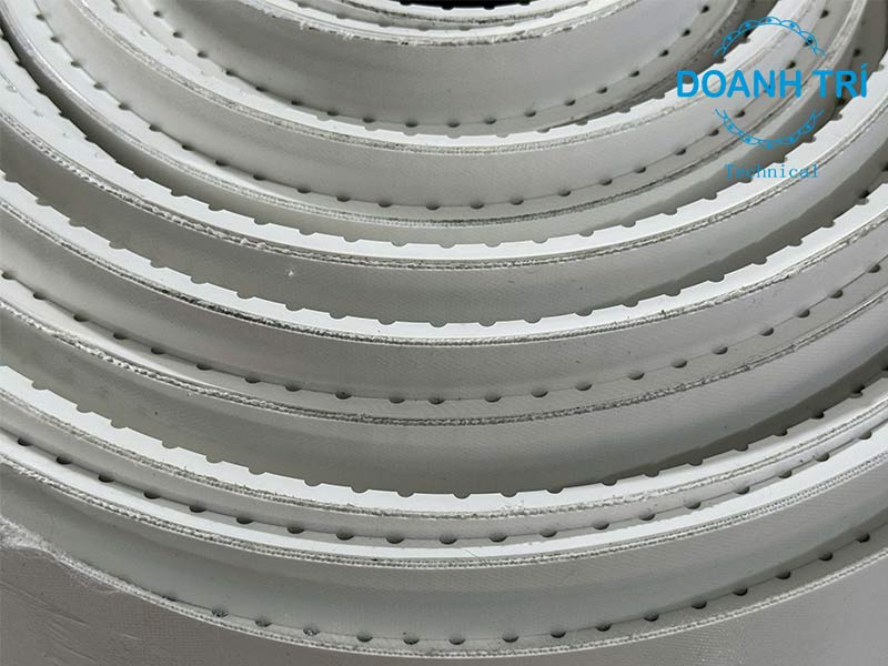 Băng tải được dán gân dẫn hướng làm giảm tình trạng lệch băng