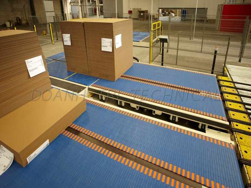 băng tải nhựa đảm nhiệm vai trò vận chuyển chai, lon, hộp và thùng carton