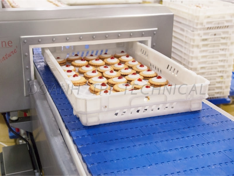 băng tải nhựa hỗ trợ di chuyển sản phẩm qua các công đoạn như tạo hình, nướng và làm nguội